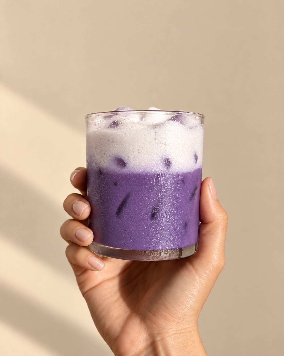 Un ube latte glacé Laya violet et blanc dans un verre