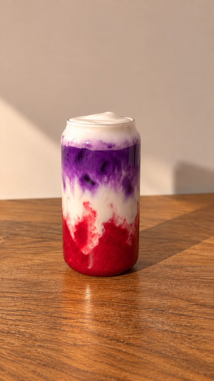 Iced Ube Raspberry Latte Laya, trois couches framboise, lait de coco et ube