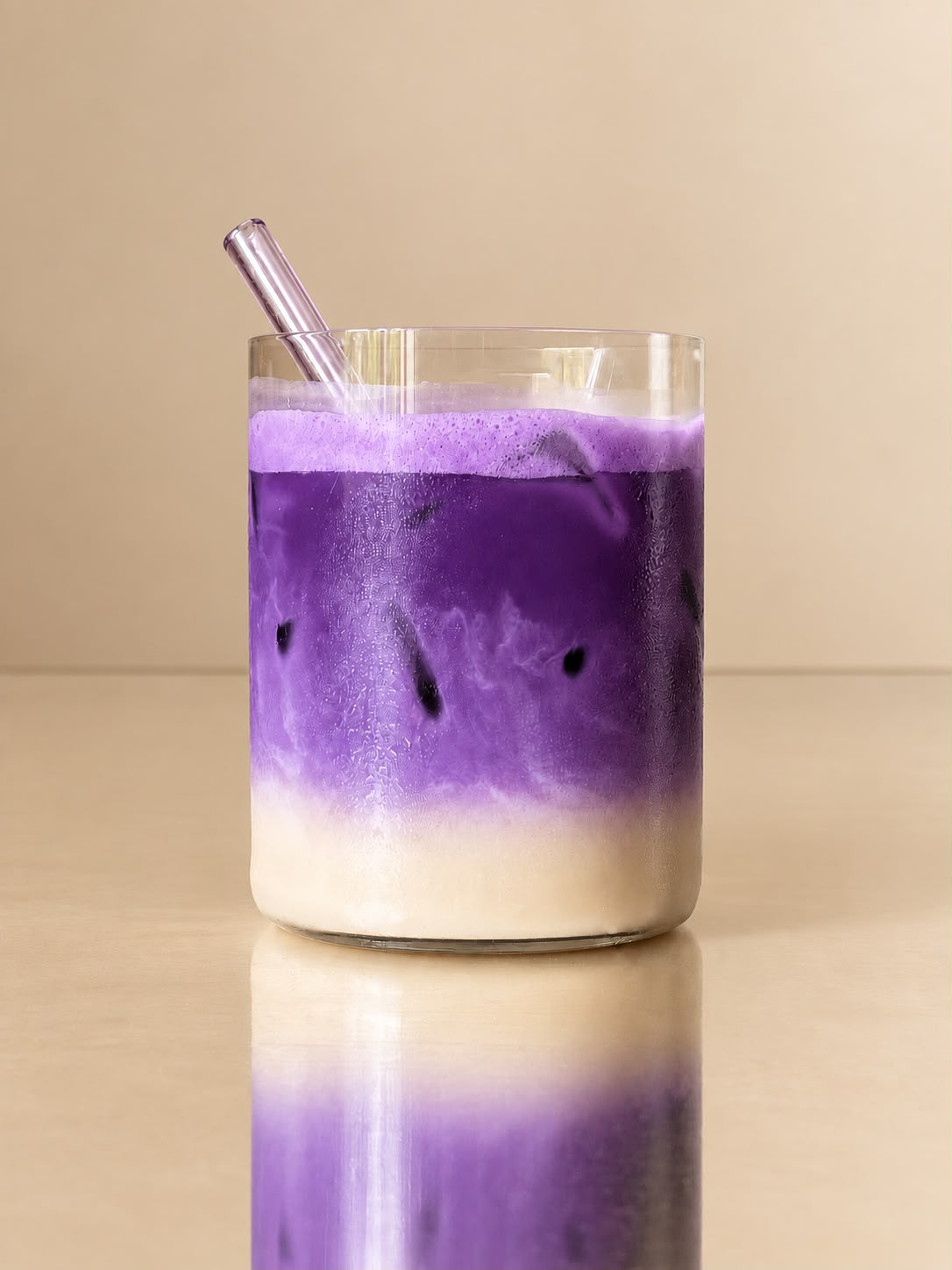 Ube latte glacé violet dans un verre